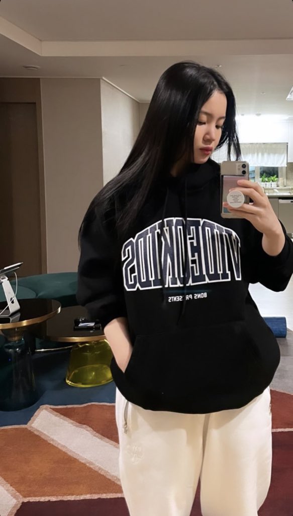 shalittav's tweet photo. @TamagoPost ㅤ
Shalitta Erlin, 1997.
Baru pulang dari perjalanan jauh dan panjang. Kira-kira kalau baru pulang enaknya lakukan apa dulu ya?
ㅤ https://t.co/ilbg76rIyc