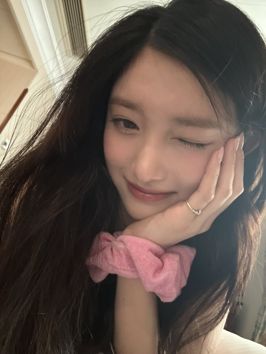 IVE_twt's tweet photo. 핑크슈슈😉🫧🫶🏻🎀

#IVE #아이브 #LEESEO #이서 https://t.co/E6787auov9
