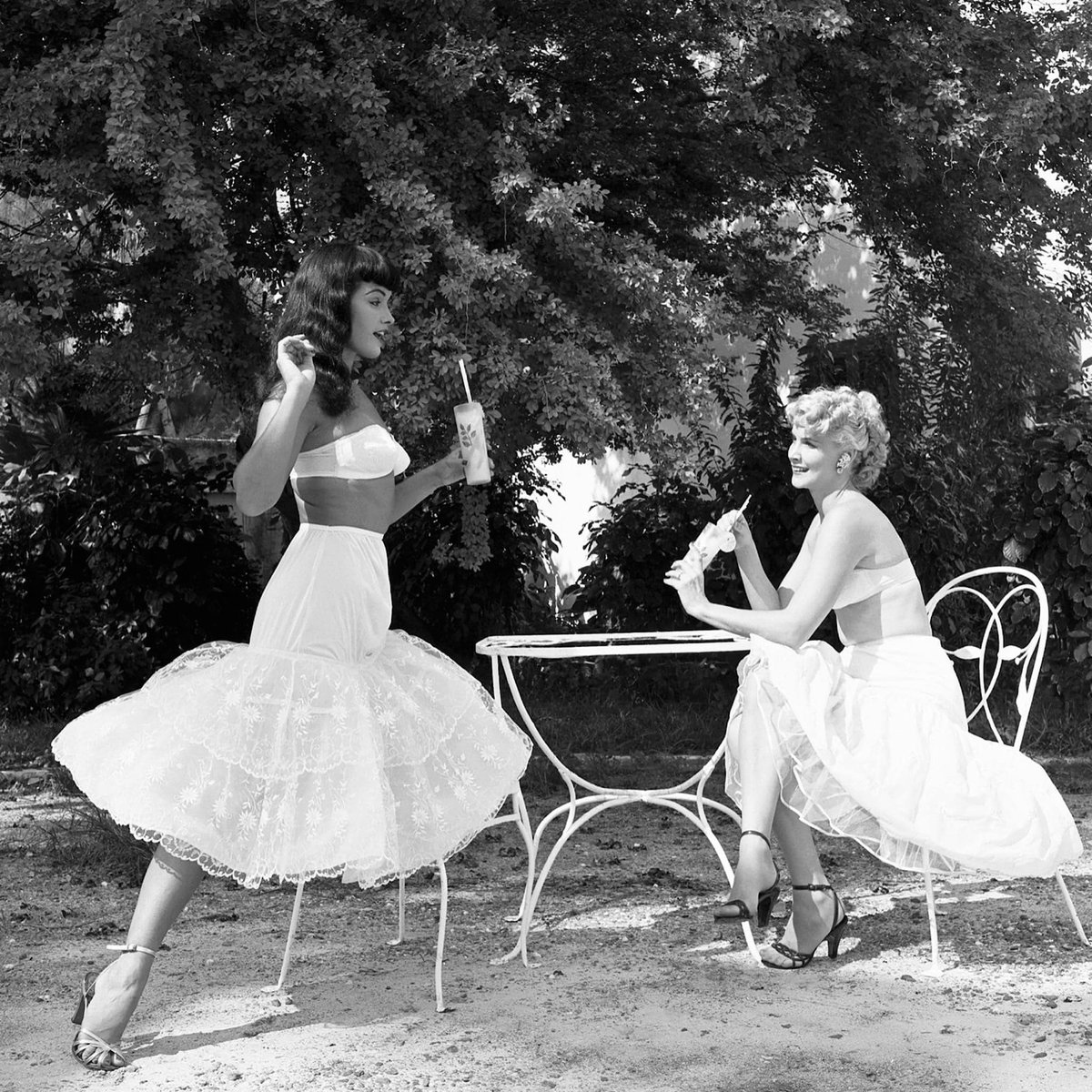 Noirchick1's tweet photo. Tropical drinks in the afternoon with Bettie Page and Kathleen Stanley, photographed in Miami by Bunny Yeager................ https://t.co/nrf43DdIpt