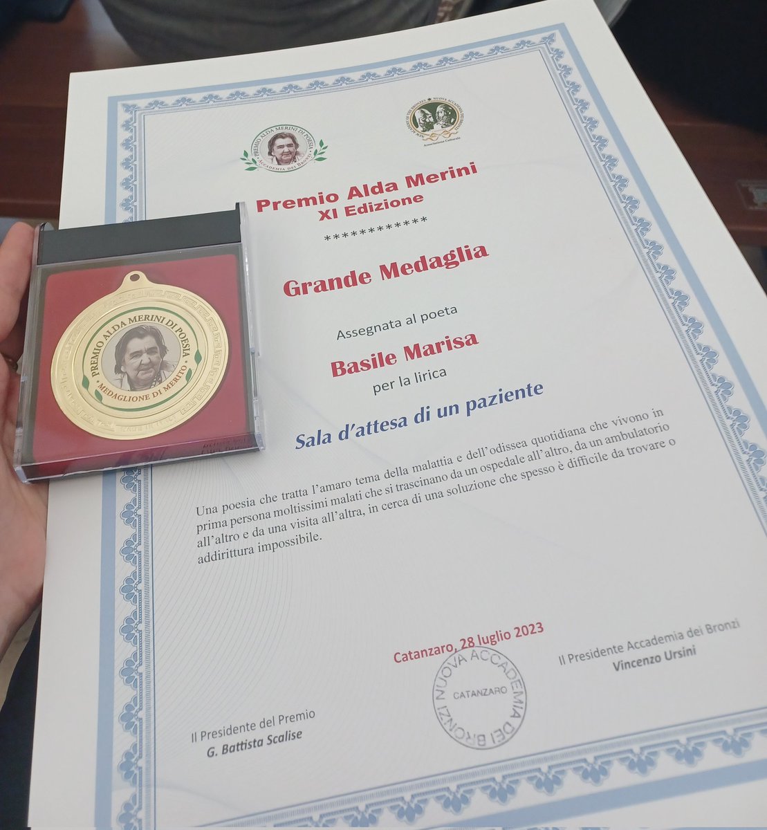 MarisaBasile12's tweet photo. Premio Alda Merini.Non sempre si trovano le parole,quando il cuore prende il sopravvento. ❤️✍️🙏  #PoetiperAlda  #PremioAldaMerini  #Açcademiadeibronzi #poesia #poesie #VincenzoUrsini #MicheleAffidato  Avete colorato di felicità questo giorno unico.🌈✨️
  #Botricello #Calabria https://t.co/Vb99KAkdfo