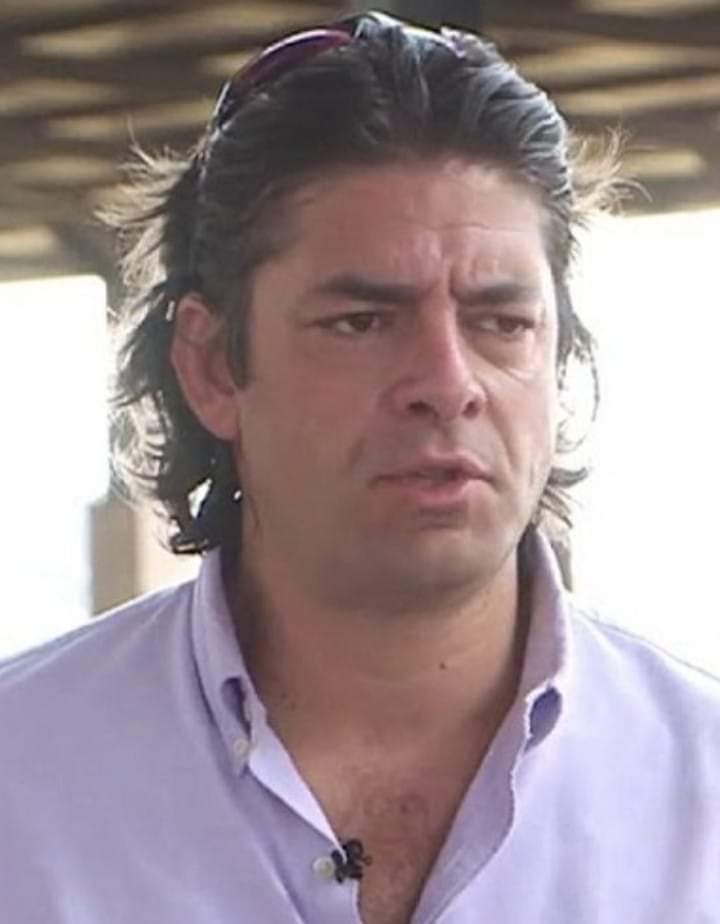 Hollywood yıldızlarına benzeyen bu adam Türkiye'de bir çiftçi.
Tüm dünya peşinde ama o ülkesine yatırım yapıyor. Yeni üretim teknikleriyle herkese örnek oluyor. Birçok dili anadili gibi konuşuyor.
Dünyayı takip ediyor.
Ekiyor, biçiyor ve üretiyor.

İyi ki varsın Sencer Solakoğlu.