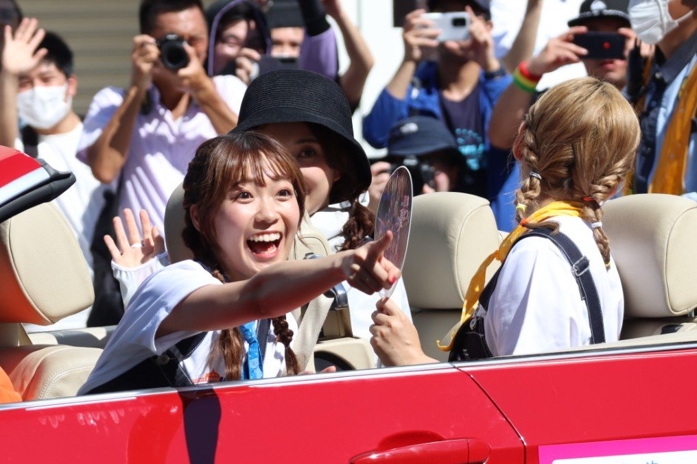 沼津夏まつりの沼津市政100周年パレードにて Aqoursの 斉藤朱夏さん