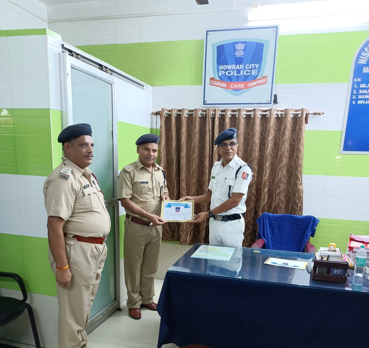 RPF_INDIA's tweet photo. A moment of pride for us as our #RPSF officers' hard work &amp; commitment during the WB Panchayat election are recognized by Shri Anupam Singh IPS, DCP, North Howrah Police Commissionerate.
We are humbled to contribute to a smooth &amp; secure electoral process. 
#DutyWithDignity https://t.co/EUKCt2dHLI