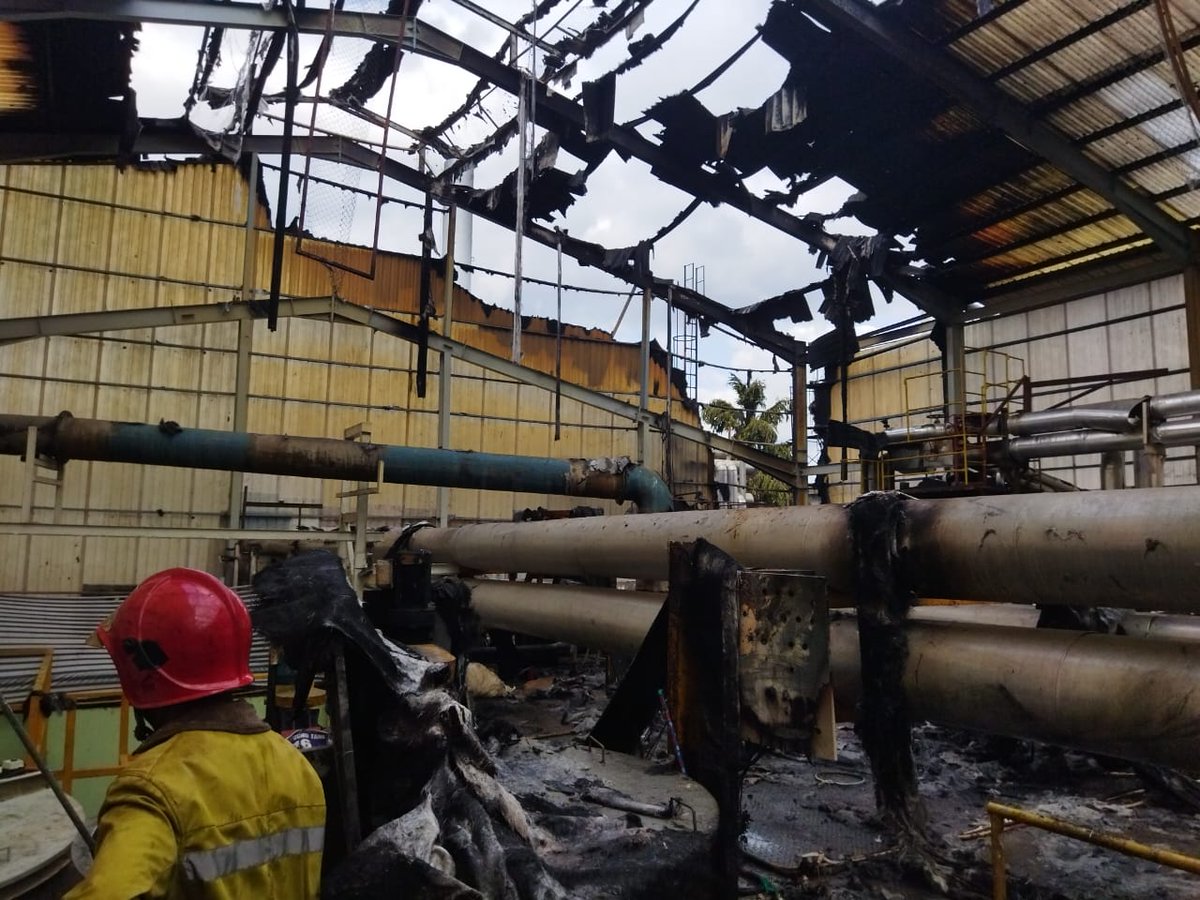 Investin_SL's tweet photo. @Seethawake Free Trade Zone Fire controlled by the BOI Firefighters within 30 minutes with the support of factory communities. Saving the factories, jobs, livelihood, and environmental disaster. Protecting @Investin_SL investors, reassuring services offered.
#protection https://t.co/D8bYY3vTNB