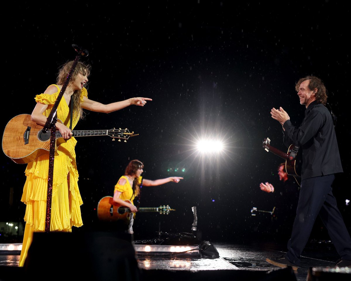 tswifterastour's tweet photo. 🚨| Taylor Swift performs “right where you left me” from “evermore” as the first surprise song for Day 1 of ‘The Eras Tour’ in Santa Clara, California!
#TSTheErasTour #SantaClaraTSTheErasTour   

“I have been rehearsing this for weeks. I have never ever gotten it a 100% right.” https://t.co/2PGib4gp5o