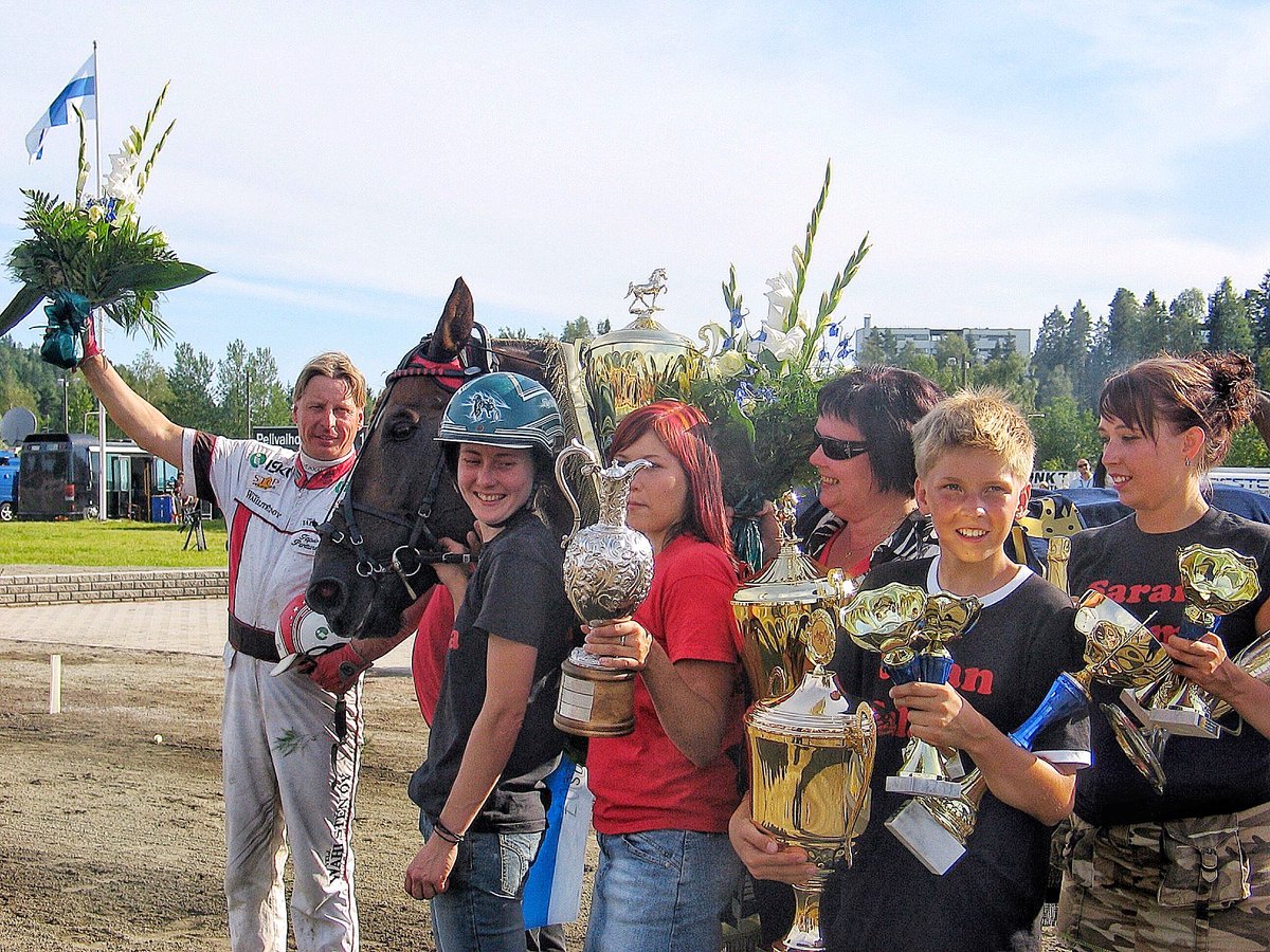 Vuonna 2007 Kuninkuusravit järjestettiin Kouvolassa. Näissä ottamissani kuvissa juhlitaan B. Helmiinan ravikuningatartitteliä ja Saran Salaman ravikuninkuutta. #ravit #Kuninkuusravit <a href="/kvlravirata/">Kouvolan ravirata</a> <a href="/Kunkkarit/">Kuninkuusravit</a>