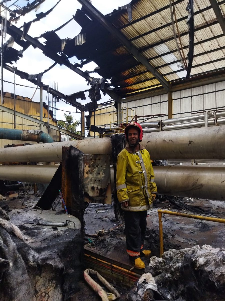 Investin_SL's tweet photo. @Seethawake Free Trade Zone Fire controlled by the BOI Firefighters within 30 minutes with the support of factory communities. Saving the factories, jobs, livelihood, and environmental disaster. Protecting @Investin_SL investors, reassuring services offered.
#protection https://t.co/D8bYY3vTNB