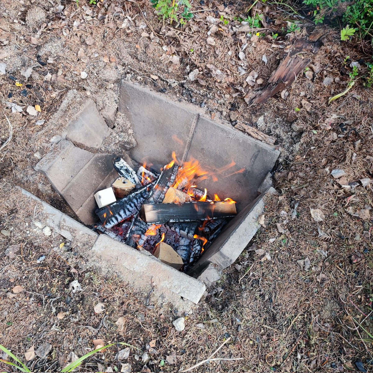 JohannaHellste2's tweet image. Täällä tulikuoppa jo odottelee porsaanlapaa. #manmakefire