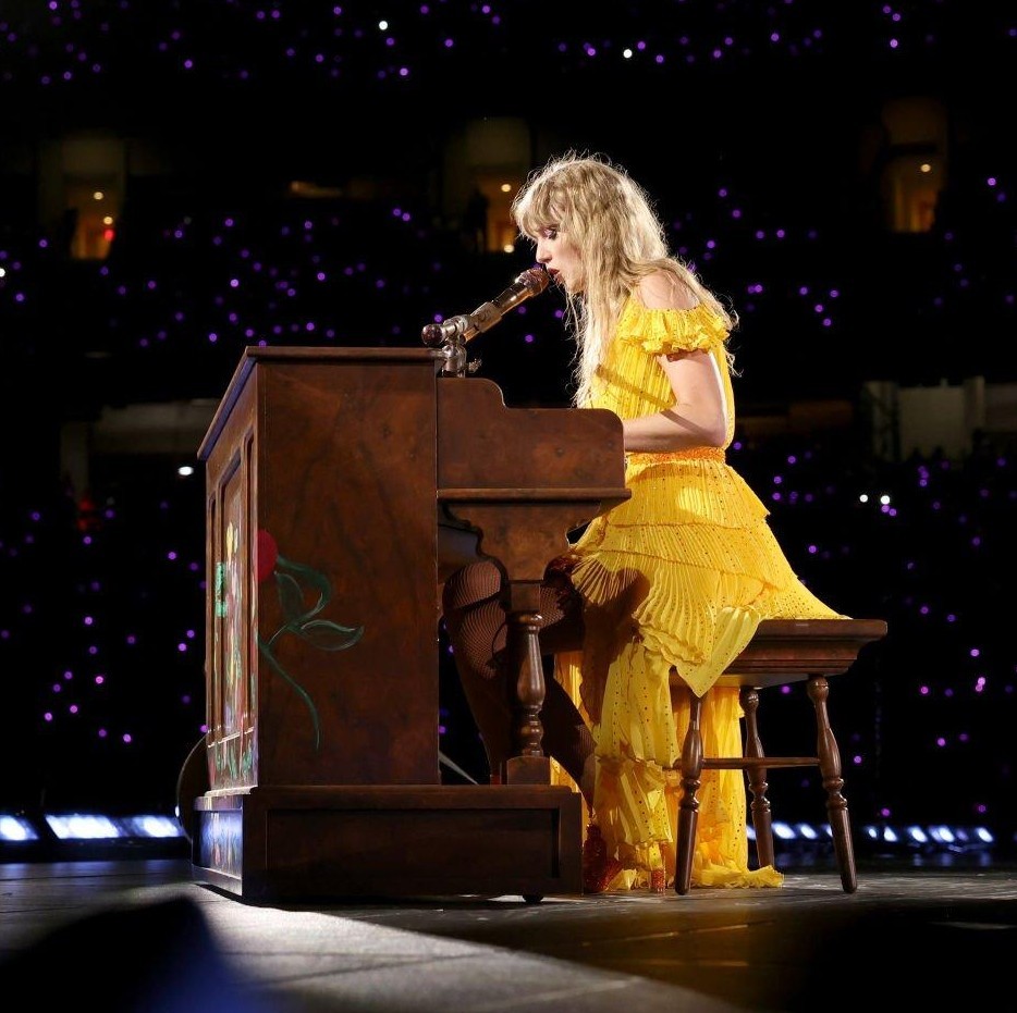 TheSwiftSociety's tweet photo. ‼️| Tonight’s surprise songs are 'right where you left me' and 'Castles Crumbling' https://t.co/quFYWxvACf