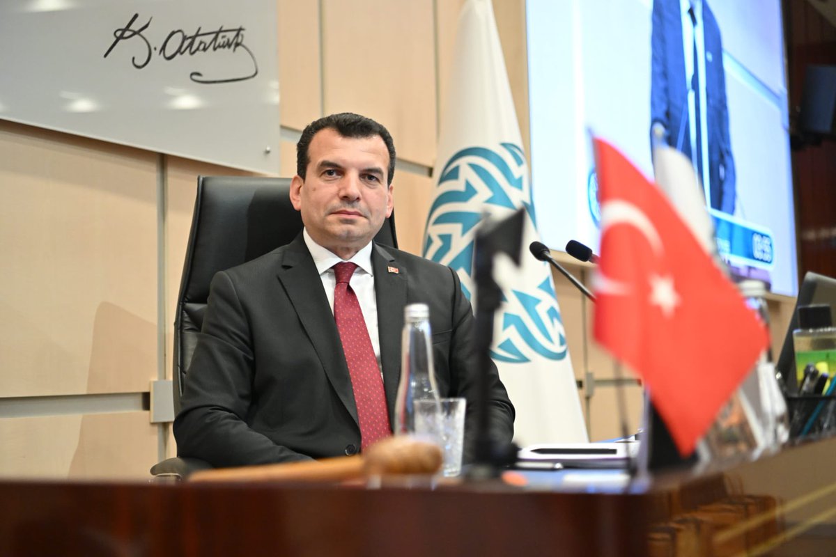 s_selimsimsek's tweet photo. Milletin refahının arttırılması talepleri güvenlik duvarlarını zorlamaya başlarsa sonu çok kötü olur, refahı yükseltiyoruz zannıyla tüm coğrafyayı köleleştirirsiniz. Uludağdaki kaynak suyunu şişeleyip İstanbul’da satarak para kazanma işini İsviçre’ye verirseniz refah yükselmez. https://t.co/1QHJqrKY2f