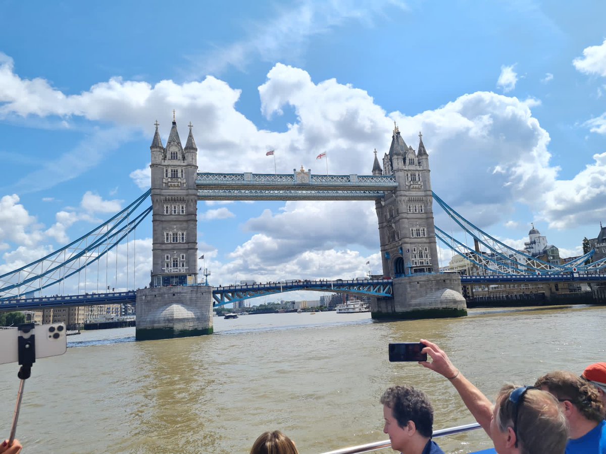 rdegesi's tweet photo. @Vivoelsabado Cecilia y Edu, mas todo el equipo-
desde Londres les mando un recuerdo, festejo de mis primeros 80 años, https://t.co/fWTMLy6TgZ