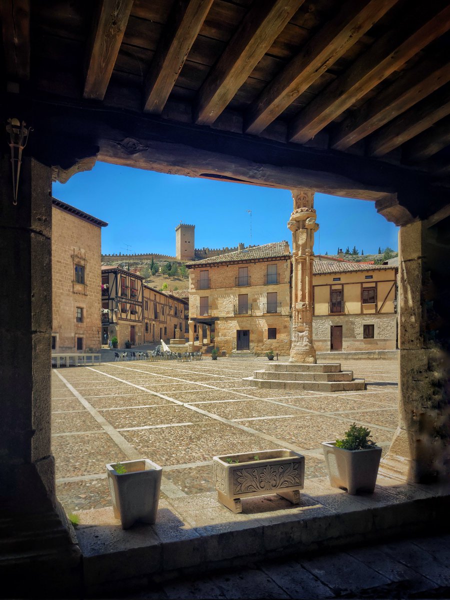 asensio_juanjo's tweet photo. En estos días de calor, que mejor vista que la que nos proporciona la sombra de estos soportales de la Plaza Mayor de esta localidad, que aunque lleva el apellido de un río, este no pasa por ahí, curioso sin duda , pero aun así, merece visitar. ¿Dónde estamos?. https://t.co/Z5RY9ahLs8
