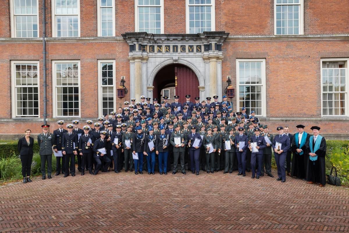 LtGenbdVerbeek's tweet image. Alle 120 cadetten en adelborsten VAN HARTE GEFELICITEERD met het behaalde bachelor diploma
@FMW_NLDA @NLDA_DOSCO 
Bij defensie werken en
#Krijgswetenschappen #MilitaireBedrijfswetenschappen #MilitaireSystemen_en_Technologie studeren en zo een civiel erkend diploma behalen! Join!
