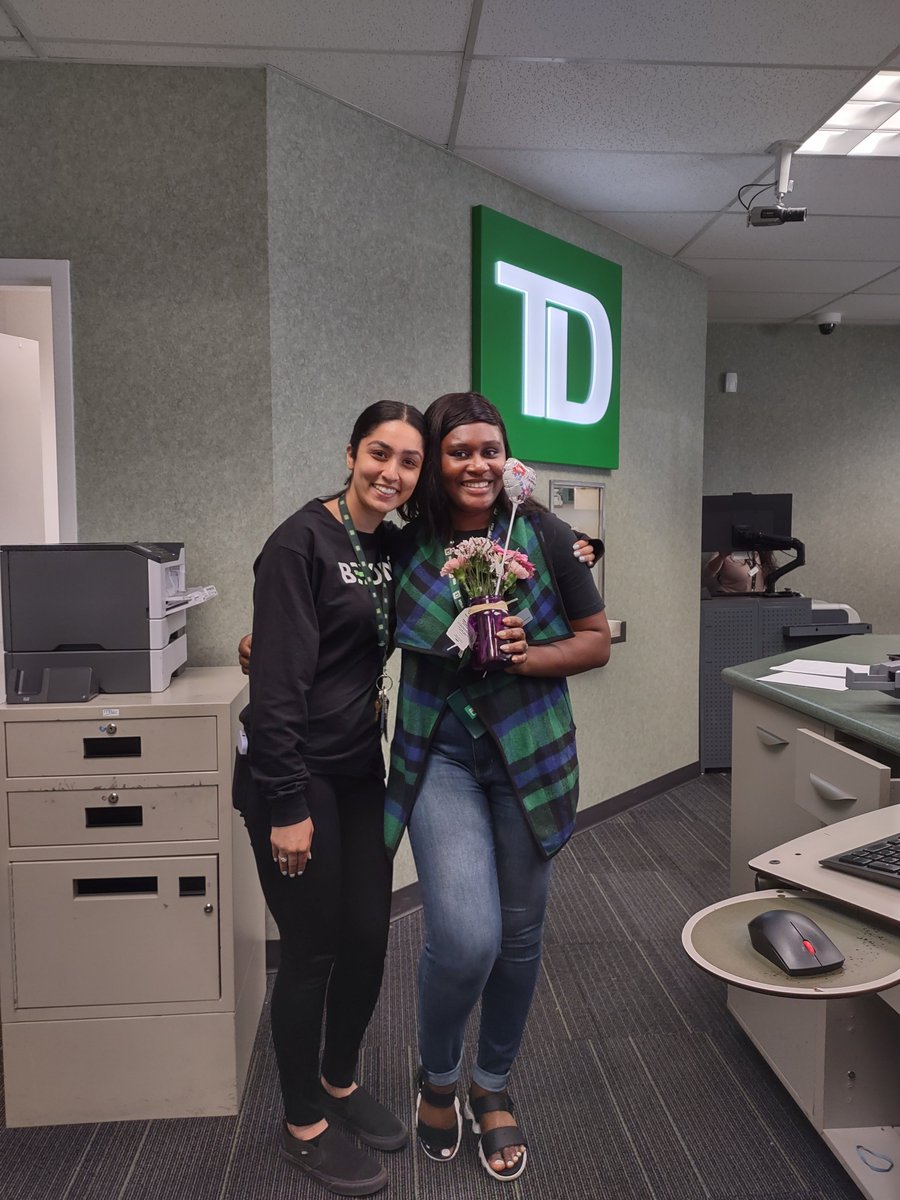 AmrinderBedwal's tweet photo. Celebrated 1st TD'versary for our Customer Experience Associate, Fumnanya today! We are so proud of her growth in this one year...soon getting promoted to a new role! 💚#youmakeTD💚...bigger and better things await! @CSir_TD @julie https://t.co/vCzITikfrV