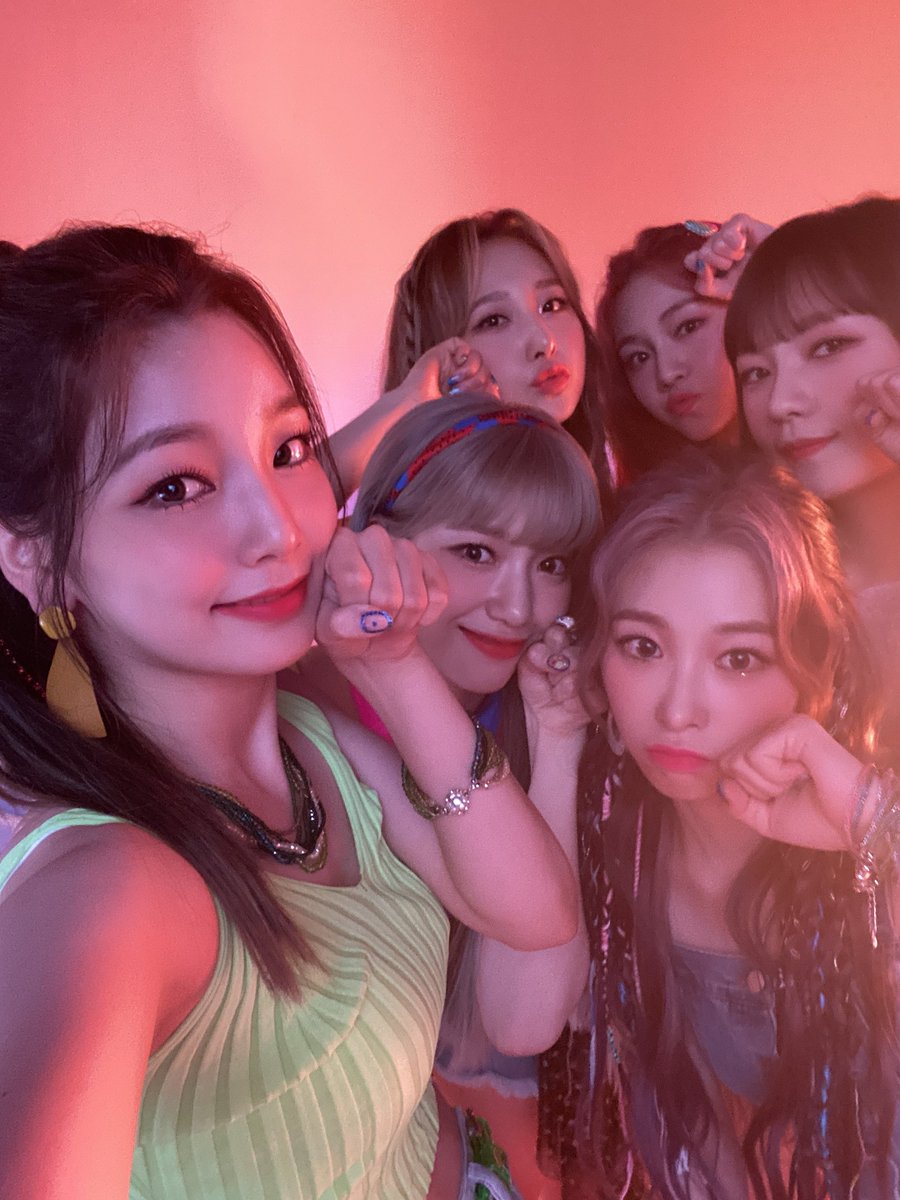 jurinohane's tweet photo. [Weverse]

켓치 1300일 축하해❤

다 같이 후드티 입고 켓치라는 팬덤명을 공개한 날이 생각이 나요🤭 데뷔 때부터 함께해 준 켓치들도 있을 테고 최근에 응원해 주기 시작한 켓치도 있을 텐데 누구든 그저 로켓펀치 곁에서 응원해 주는 모든 분들에게 감사하다고 꼭 말하고 싶어요🥰❤
켓치들의 응원과 사랑은 우리를 더 빛나게 하니까요
왠지 그 사랑을 보면 최선을 다해 더 빛나고 싶어진달까✨
켓치들이 내 뮤즈야💖
그러니까 앞으로도 우리 서로 좋은 영향 받으면서 같이 걸어가 봐요! 우리 벌써 많이 성장했어!!
개개인의 노력도 분명 들어갔겠지만 또 서로가 있기에 가능했던 것들이 있잖아요.
그래서 더 특별한 것 같아 켓치와 로켓펀치✨💫
로켓펀치에게 켓치가 없으면 아무것도 아니게 되니까. 로펀이 완전하려면 켓치가 있어야 해!
켓치들이 옆에서 보내주는 응원만큼 우리도 최선을 다해 빛날게 약속해 어디서든 우리를 볼 수 있게 말이야😁🤙💖
1300일 너무너무 축하하고 오늘은 우리 사랑 듬뿍 받으면서 행복한 하루 보내요💌
우리 켓치들 축하하고 사랑해😘❤️❤️❤️❤️❤️

🔗 https://t.co/XeMra1YgbX

一日遅れてごめんなさい🙇‍♀️

1300日.ᐟ

本当におめでとうございます.ᐟ.ᐟ

💐◟( ˃̶͈◡ ˂̶͈ )◞🎉🎉🎉*⋆¸¸.•*¨*

いつも「ketchy」
って呼んでくれて
たくさんの愛をくれて
どうもありがとう☺

幸せ(⸝⸝ˊ࿀ˋ⸝⸝)♡

これからも一緒に
楽しい幸せな時間を過ごそうね🩷

#RocketPunch
#로켓펀치 
#연희 #Yeonhee