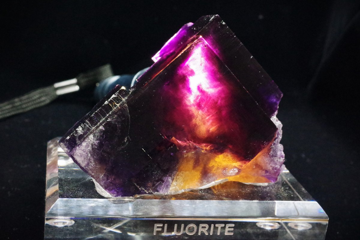 fluoriteman's tweet image. フローライト(Victory Mine, USA)
@tenkawacrystal1 さんから
随分な清水石でしたが、その分感無量な蛍でした🥰
透過なしだと地味ですが、透かした途端格好良さに打ち震えます。
2枚目は少し上目に裏から光を入れたもの。3枚目は下目に裏から光を入れたもの。