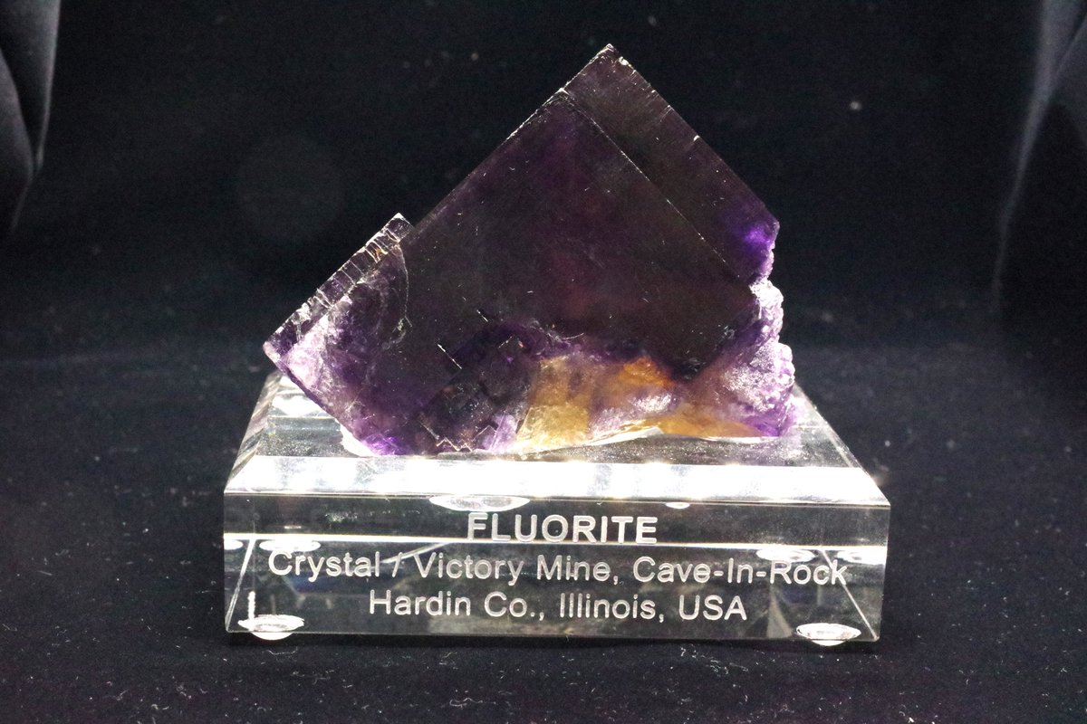 fluoriteman's tweet image. フローライト(Victory Mine, USA)
@tenkawacrystal1 さんから
随分な清水石でしたが、その分感無量な蛍でした🥰
透過なしだと地味ですが、透かした途端格好良さに打ち震えます。
2枚目は少し上目に裏から光を入れたもの。3枚目は下目に裏から光を入れたもの。