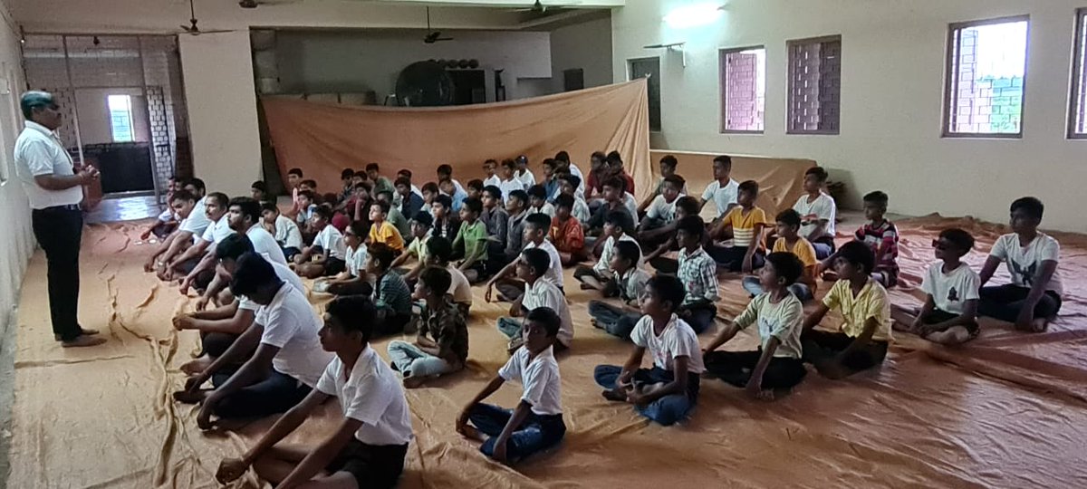 अडास (गुजरात) में प्राथमिक प्रशिक्षण शिविर प्रारंभ

मध्य गुजरात संभाग के चरोतर प्रांत के अडास गांव में श्री क्षत्रिय युवक संघ का प्राथमिक प्रशिक्षण शिविर 28 जुलाई को प्रारंभ हुआ। शिविर का संचालन योगेंद्रसिंह काणेटी द्वारा किया जा रहा है एवं इसमें 75 युवा प्रशिक्षण ले रहे हैं।