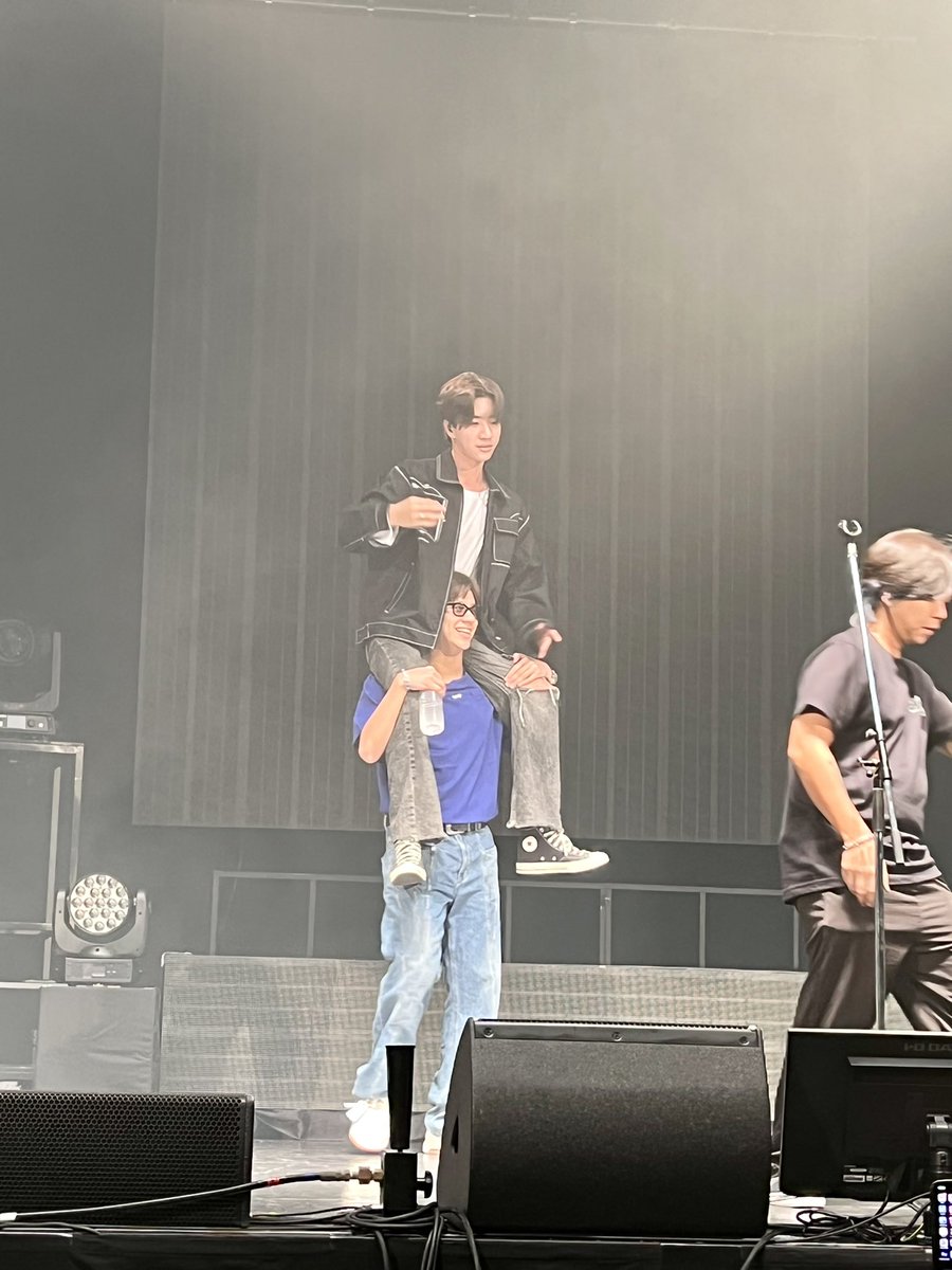 Suppawan2514's tweet photo. พบเด็กซน 2 คนบนเวที MUSICON คร้าบบบบ…😅🔥🎸

#GMMTVMUSICONDAY1
#GMMTVMUSICON
#GMMTV 
@perthppe  @mynameisnanon https://t.co/d5Q4v22JiC