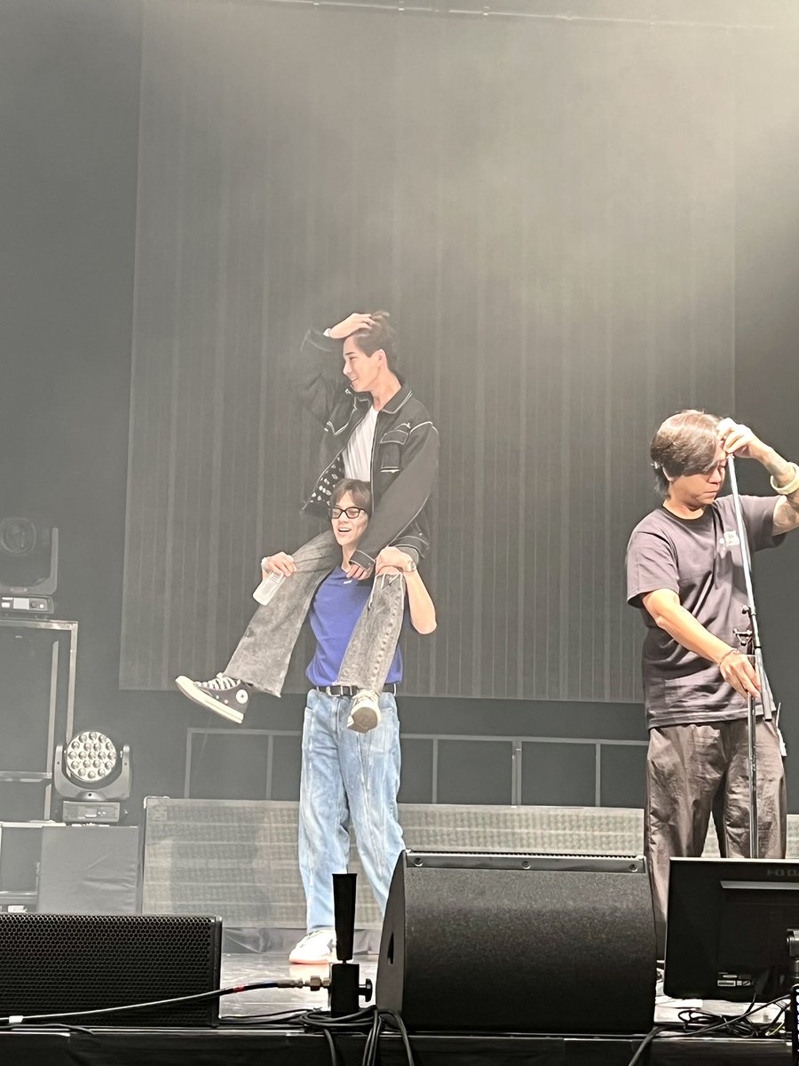 Suppawan2514's tweet photo. พบเด็กซน 2 คนบนเวที MUSICON คร้าบบบบ…😅🔥🎸

#GMMTVMUSICONDAY1
#GMMTVMUSICON
#GMMTV 
@perthppe  @mynameisnanon https://t.co/d5Q4v22JiC
