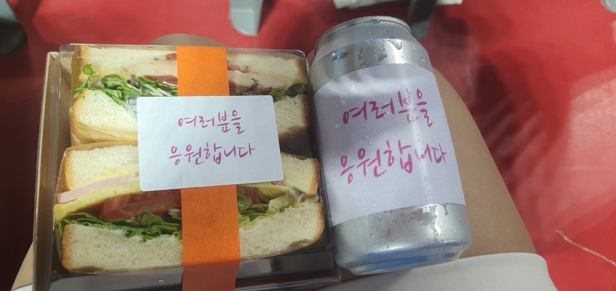 KaheiUpdates's tweet photo. Vai um lanchinho aí? Os orbits presentes no evento #RunOrbit receberam um sanduíche e um café, além de latinhas de Coca-Cola e garrafas de água disponíveis no local 💗 https://t.co/frYvCLB2jb