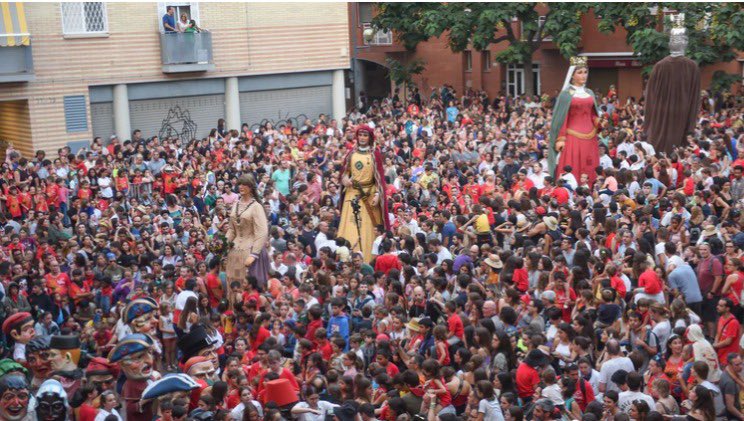 lessantesmataro's tweet photo. Encara us queden ganes de festa? Últim dia de #lessantes!
29 de juliol és sinònim de #vermutdebastons #enfigurat #espaifamiliar #concertfestamajor #anematancar #concertabanda #carretillada #tronada #espetecfinal #albada https://t.co/Uv3oBi6htB