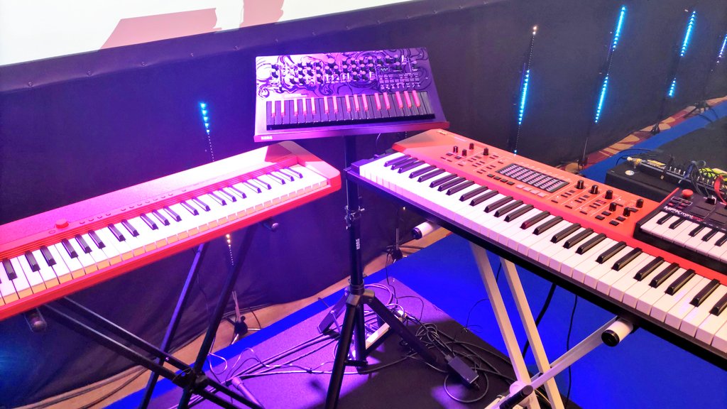 marcuryryo's tweet photo. 🎹本日の職場はコチラでした♪
#VOX #VOXContinental
#AKAI #MPKminiPlayMK3
#KORG #miniloguebass #RK100S
#CASIO #CTS1
#SUZUKI #PRO37V3
#KeyboardBooth #キーボードブース https://t.co/oVXArQDLNK