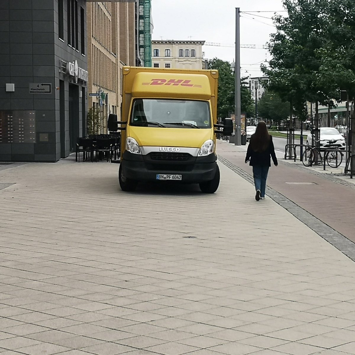 EinRobert1's tweet photo. Hallo @DHLPaket,

was soll das? Das istbder #BreiterWeg in #Magdeburg. Und das sind alles keine Flächen für KFZ.
Die Aufnahmen entstanden in einem zeitl. Abstand von 6 Minuten!

@ottoparkt @ADFC_MD @Ottostadt #runtervomGehweg #runtervomRadweg https://t.co/iThuH4nYVe