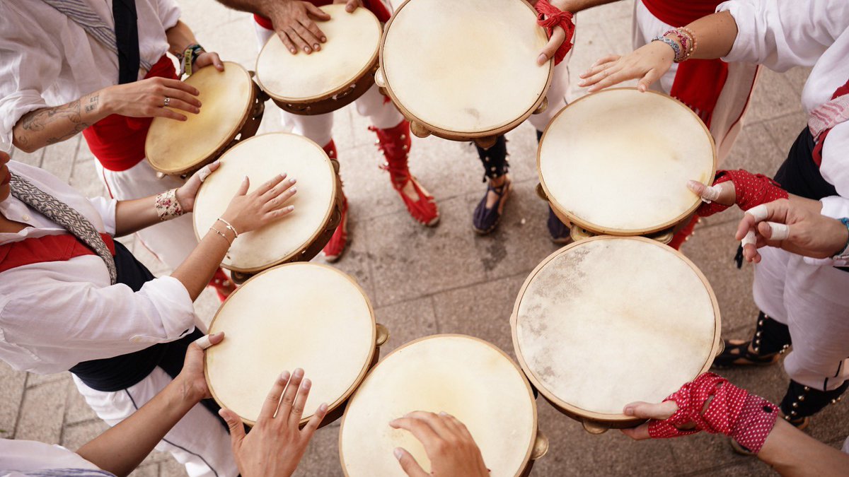 PanderosVila's tweet photo. Només queda un mes per tornar a omplir els carrers de Vilafranca! #compteenrere ⏳💥
#panderos #sompanderos #panderosvilafranca #vilafranca #cultura #seràmàgica #fmvila23 https://t.co/VzPnIuX6Ly