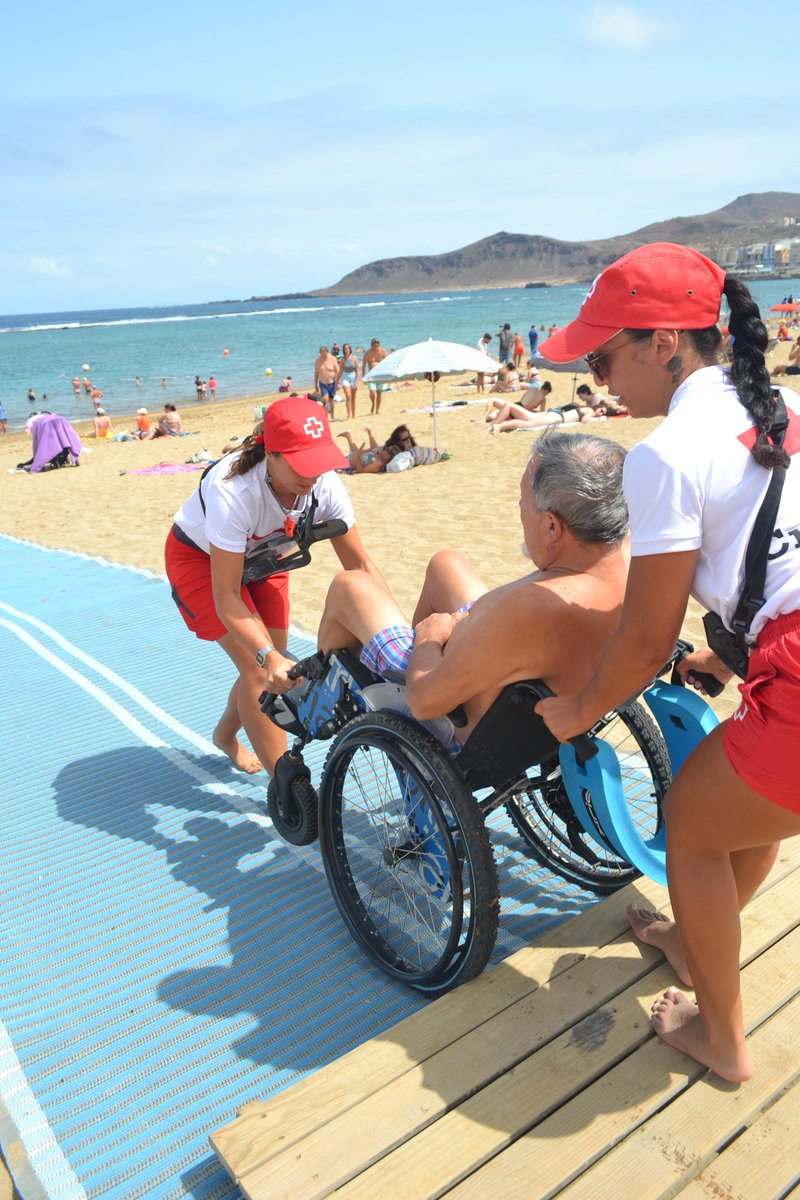 CruzRojaLP's tweet photo. Quieres tomar un baño en la playa Las Canteras, pero tienes una movilidad que no te lo permite por ti misma, no te prives de ello, el baño en el mar aporta bienestar al organismo y tienes al personal de #CruzRoja que te ayudará a disfrutarlo. 
Llama
 ☎️ teléfono gratuito 010. https://t.co/4BelBZphsW