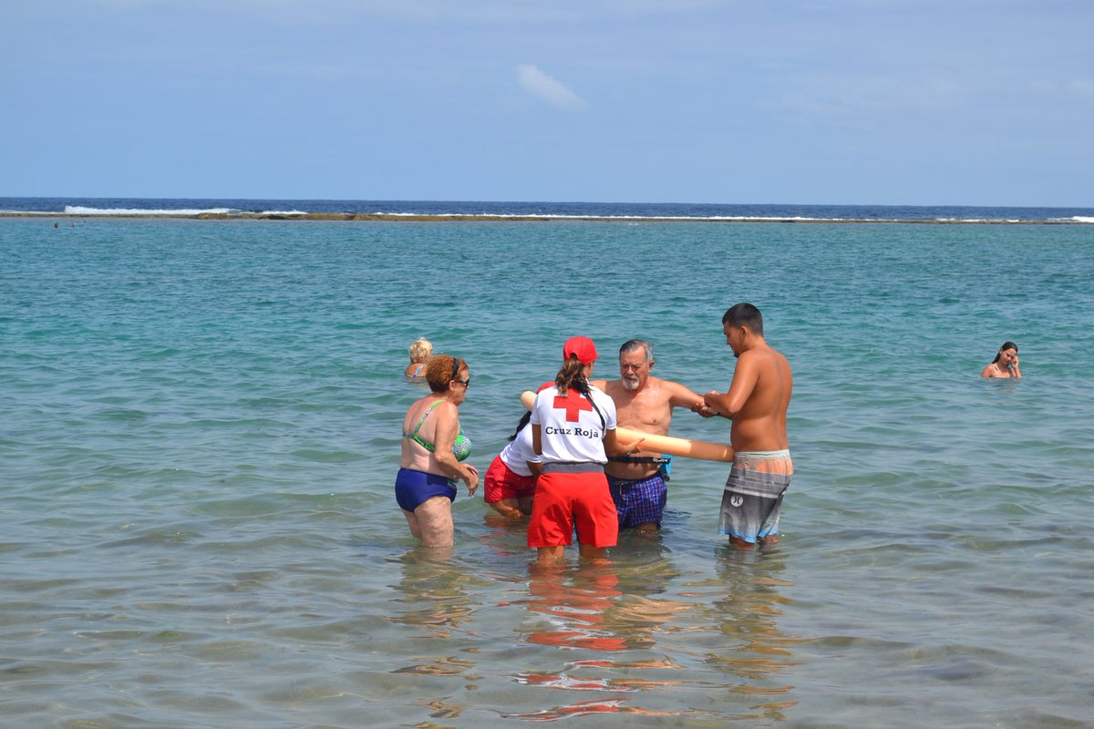 CruzRojaLP's tweet photo. Quieres tomar un baño en la playa Las Canteras, pero tienes una movilidad que no te lo permite por ti misma, no te prives de ello, el baño en el mar aporta bienestar al organismo y tienes al personal de #CruzRoja que te ayudará a disfrutarlo. 
Llama
 ☎️ teléfono gratuito 010. https://t.co/4BelBZphsW