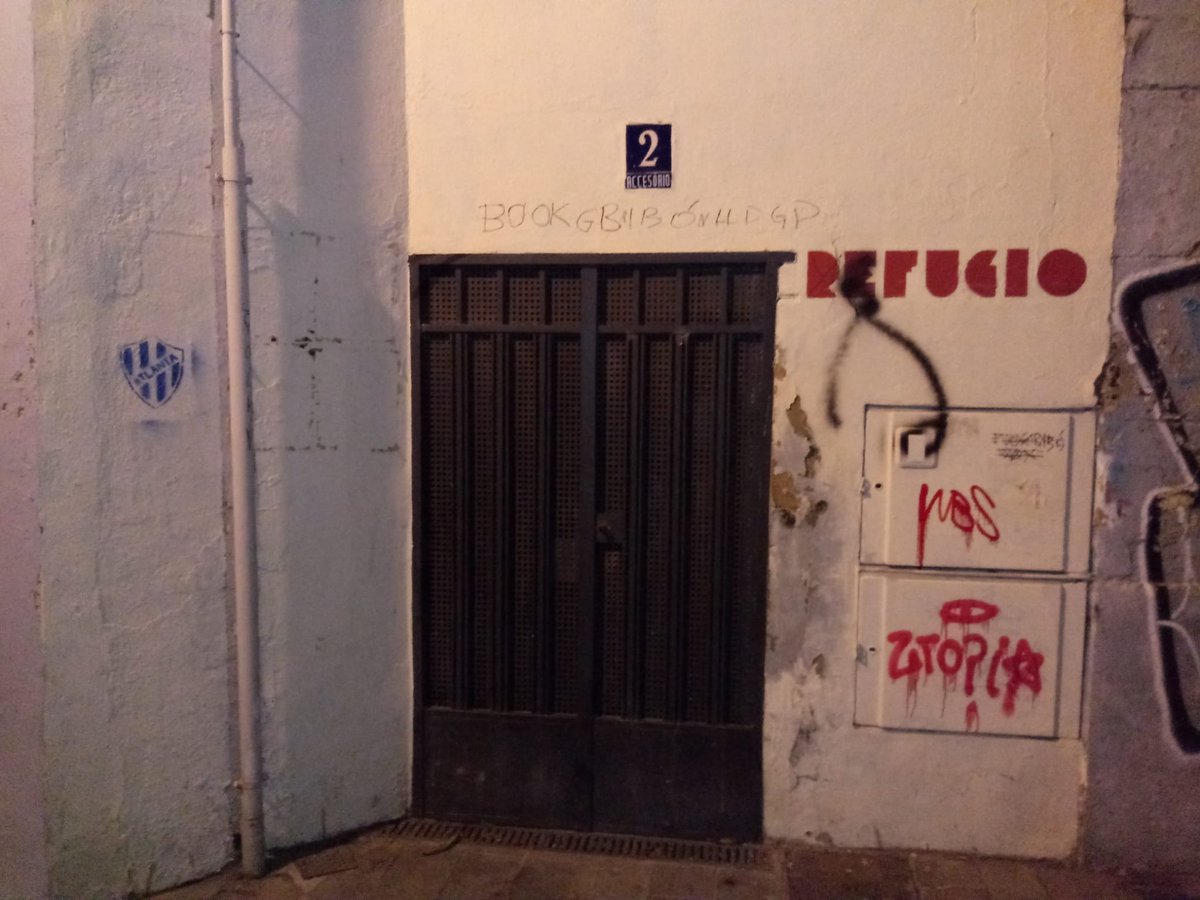GHPatrimonioVLC's tweet photo. 🙏¡Twitter! Haz tu magia... a ver si el @AjuntamentVLC @mjosecatala actúan igual de rápido que con el Portal de la Valldigna y eliminan en horas las pintadas delictivas del refugio antiaéreo de Serranos, en sus puertas recayentes al carrer dels Serrans y al carrer de Palomino 🏃‍♂️ https://t.co/FJPn7FpUPM