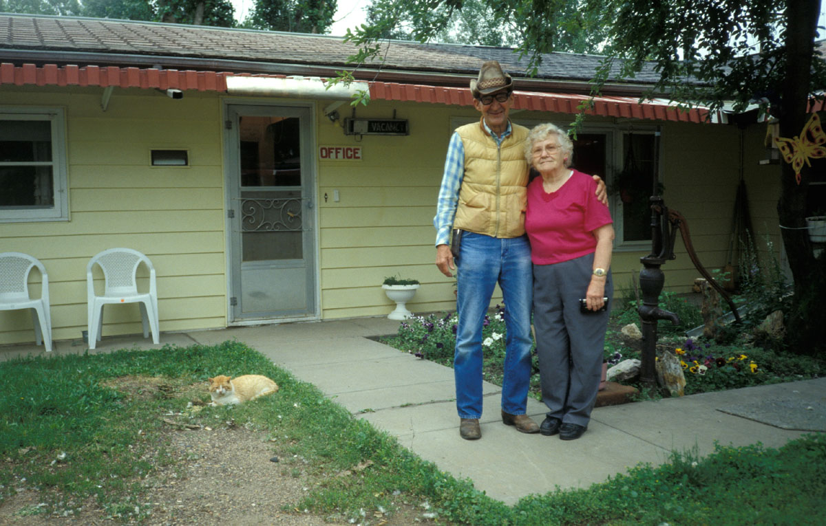 JacoBloek's tweet photo. Vor 30 Jahren lernte ich - auf der Suche nach einem günstigen Motel in Montana - Willis und Vonda Stull (und ihren Kater Tom) kennen. Bis heute eine der schönsten Begegnungen in meinem Leben. https://t.co/sgXAI5IweR #flashback1993 #wibaux #montana #usa https://t.co/hNfLFKT8nY