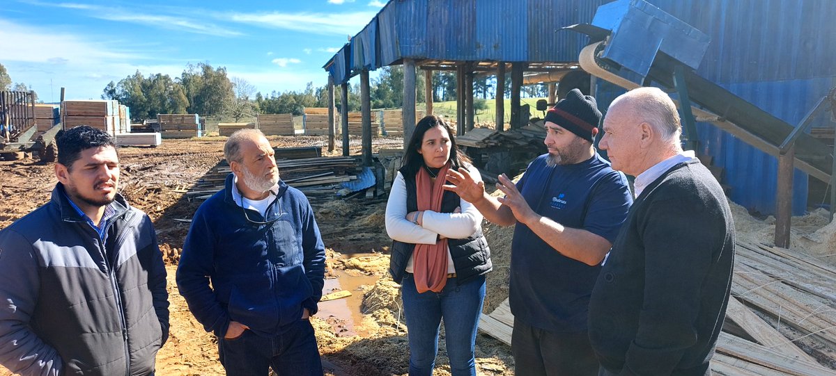 alvaro_rossa's tweet photo. Gracias Dahiana y Alvaro por recibirnos. Pyme que logra construir un enprendimiento familiar de del aserradero a la barraca.

Tranqueras-Montevideo
Maderas Morgavi
@muchoporvenir 

Gira #CTFM por Rivera
26 al 28 de julio de 2023 https://t.co/fEok5iIGlR