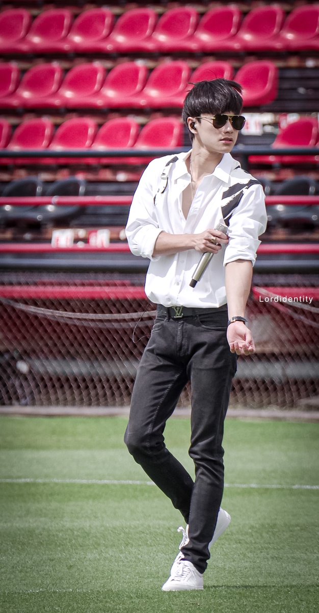 Jasminyme's tweet photo. #OHMNANON prompt AU
An AU where the national football player were having a backstreet relationship with the idol singer. When he was about to play in the championship, his boyfriend become the singer who opened the league. 🫠 https://t.co/SYqTULltK5