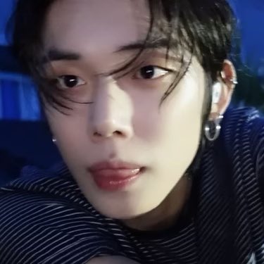🔞 ⬇️🐰⬆️🦊

s0obin filming his boyfriend doing parkour, rewatching the videos just to see how strong and agile he is...