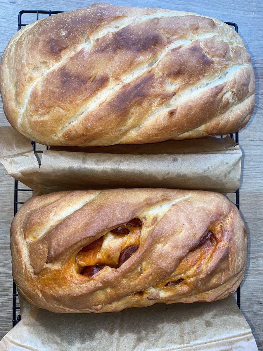 AnaDaSi65329560's tweet photo. Plain white or chorizo?
#SaturdayKitchen #Twitterbaking https://t.co/sWnB4xSEJv