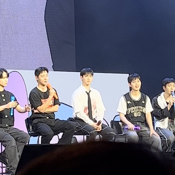 ham__st's tweet image. 썅 이거 질문듣고
효진이 눈썹 모닝운전자됨