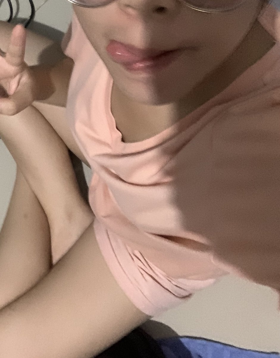 flower444_'s tweet photo. ชมชอบสีชมพู เวลาชมต้องไปเจอคนใหม่ๆ ไปทำความรู้จัก ไปเจอเพื่อน ไปเจอสถานที่ที่ชอบ ��มเลือกจะใส่เสื้อสีชมพู เพราะว่า มั่นใจ และก็ชอบดีแค่นั้น55555555 https://t.co/SZvrtjAKMP