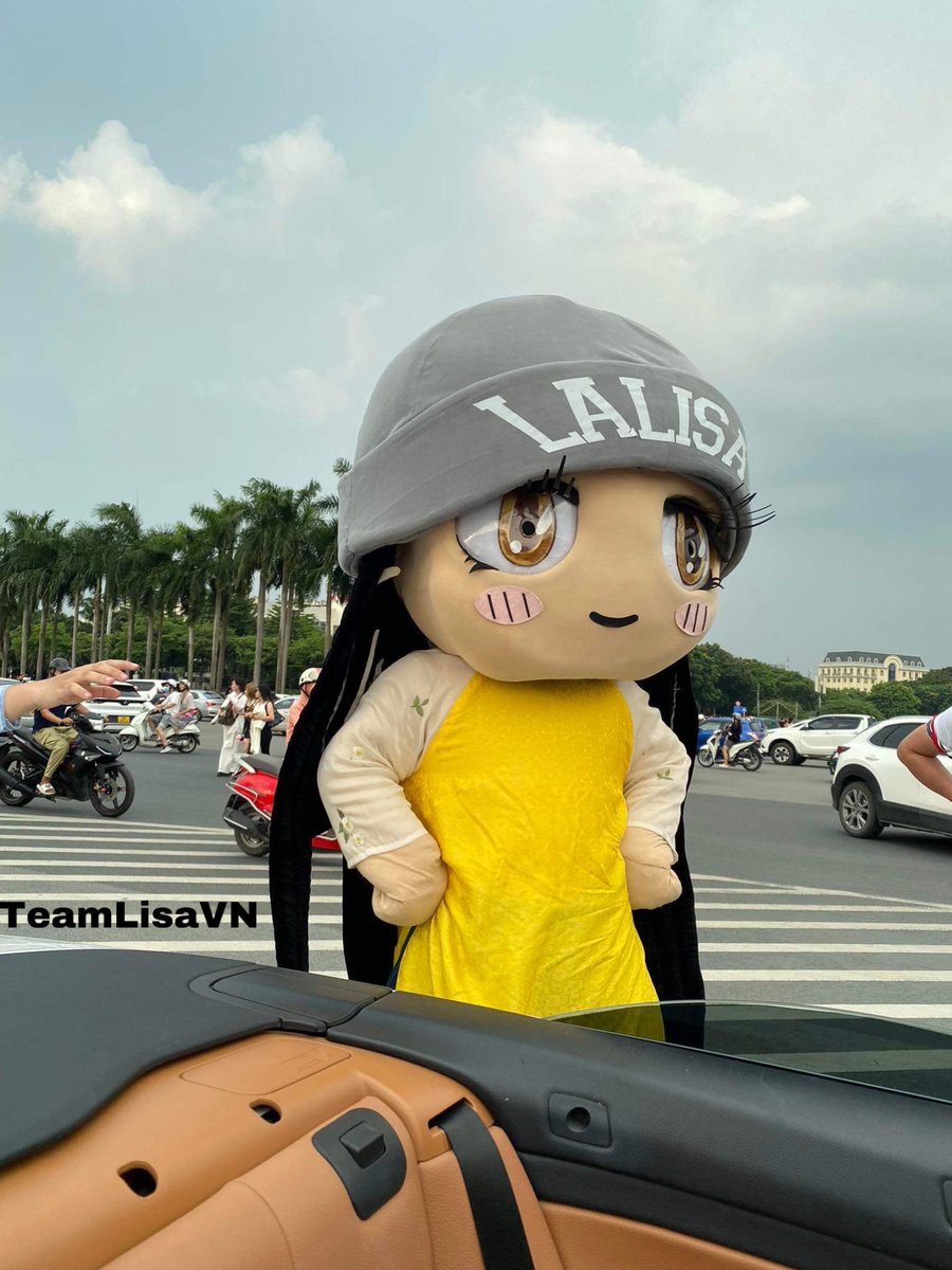 LisaVietnam's tweet photo. Chào cậu, Lisa🇻🇳

LALISA SHINES VIETNAM
#WelcomeLisaToVietnam
#LisaKhuấyđộngViệtNam https://t.co/cDwHfGRmZA