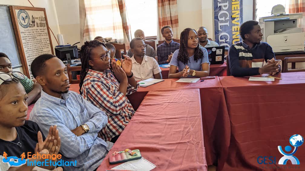 carinelobela20's tweet photo. #EchangesInterEtudiants initié par #GESITech à l’ #ULPGL #Goma ce vendredi 28 Juillet 2023 où le thème était “Étudiants en technologie, que faire pour la société?”.
Merci aux organisateurs 🙏🏻
#RDCongo https://t.co/t2a3lOmDaU