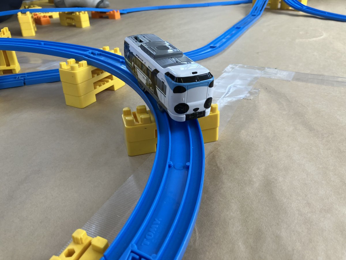 OHMI_railway's tweet image. おつコンです！

本日のイベントにご参加いただいた皆さま、ありがとうございました！🚃✨

本当にたくさんの方にご参加いただき、笑顔溢れるイベントとなりました！！

(気づいたらお子さまと一緒にスタッフも真剣にトイレールに取り組んでおりました…！😅)

#近江鉄道 #近江鉄道みらいファクトリー