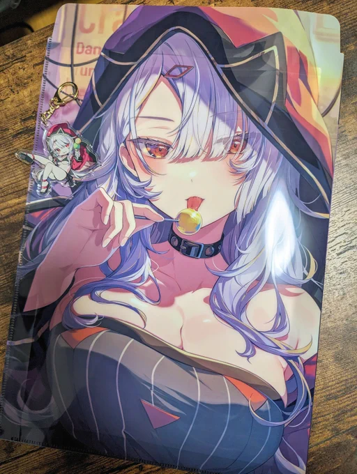 夏コミの新刊セットグッズご紹介～₍₍(ง ˘ω˘ )ว⁾⁾  一枚目:アクリルバックとアクキーです! 二枚目:アクリルバックは罫線に従ってくりぬくとクリアファイルにもなります! 三枚目:アクキーのイラストです!  アクリルバックは持ってても恥ずかしくないカッコイイ系のものとなっております!
