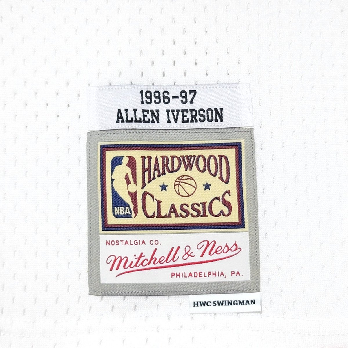 おはようございます！づち子です😄

#MitchellandNess の #SwingmanJersey より #アレン・アイバーソン モデルをご紹介っ！！
ルーキー・オブ・ザ・イヤーを獲得し華々しいデビューを飾った96-97シーズン！
76ers時代の #ユニフォーム をホワイトアウト仕様で限定販売中!!

sugarbal.base.shop/items/76370362