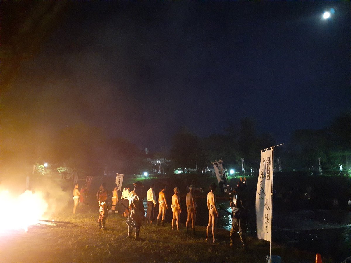 mourikenji080's tweet photo. 鹿児島三大祭り
曽我どんの傘焼き
お見事でした！
曽我兄弟の仇討ちに
由来する薩摩の
荒々しくも雄々しい
祭りです
炎が夜空を焦がして
美しく見えました( ≧∀≦)ノ☔️🔥 https://t.co/GD73D01xWy