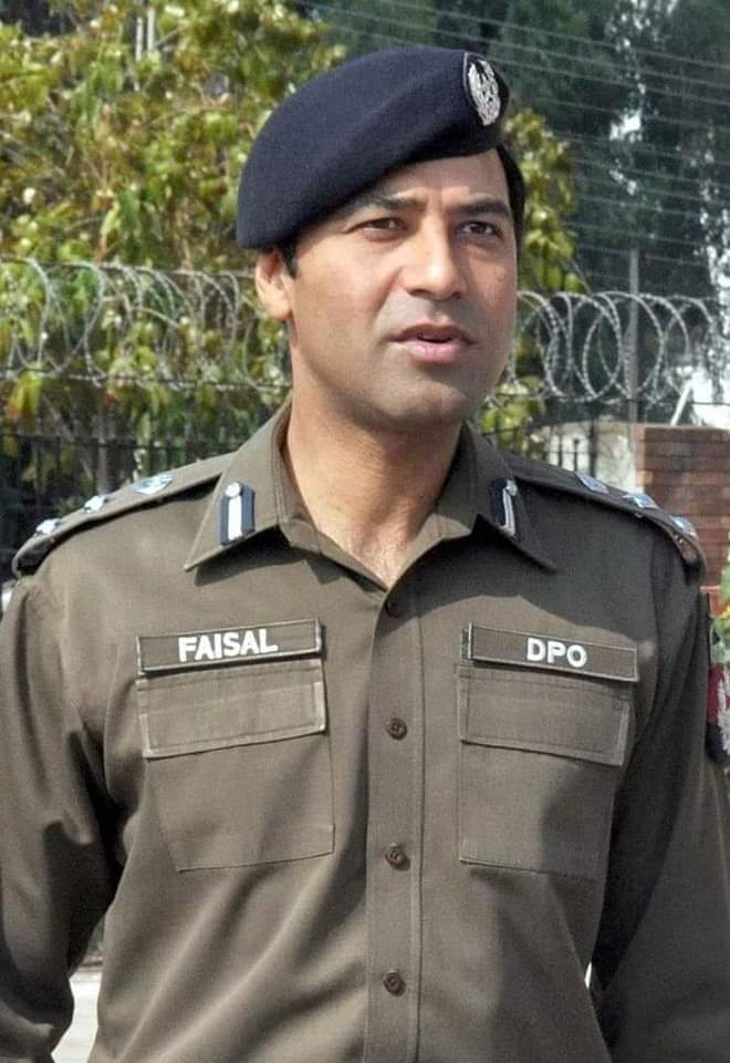 DPO Sargodha Faisal Kamran did not lose heart and despite intense pressure in the domestic worker violence case, he died by putting the names of Judge Asim Hafeez and his wife in the FIR. The FIR was also cut against the judge.
#DPOSargodha
#FaisalKamran
#JusticeFor_Rizwana