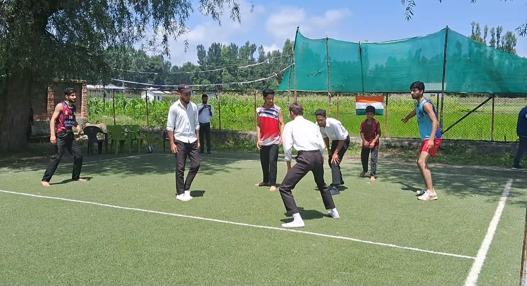 Hassen_Wadiyan's tweet photo. #IndianArmy organised a 'Village Games' event at Govt High School playground, Warapora, #Sopore. With an aim to engage #YOUTH in fun activities & enjoy some moments of #Happiness.
#Kashmir #G20India #games #sports #SundayFunday #YouAreTheLight #SaveGamingNow #F1Sprint #Bollywood https://t.co/fmnktXmfu7