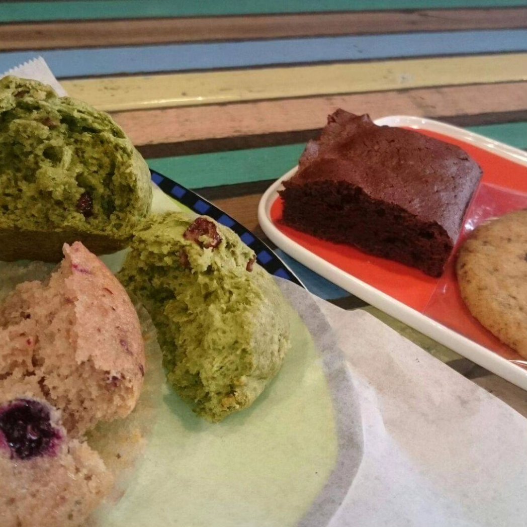 comeichi2014's tweet photo. 【8/6 15:00～ おこめのいえ手創り市vol.33 出店者】

■市川にありますマフィンの専門店、MoonboWです。欧米では一般的なしっとりとして種類豊富なマフィンの美味しさを少しでも知って頂きたくて、毎日お店で丁寧に焼き上げています

おこめのいえ手創り市 vol.33
2023年8月6日 日曜日
15:00～19:00 https://t.co/e7sPp6iNM9