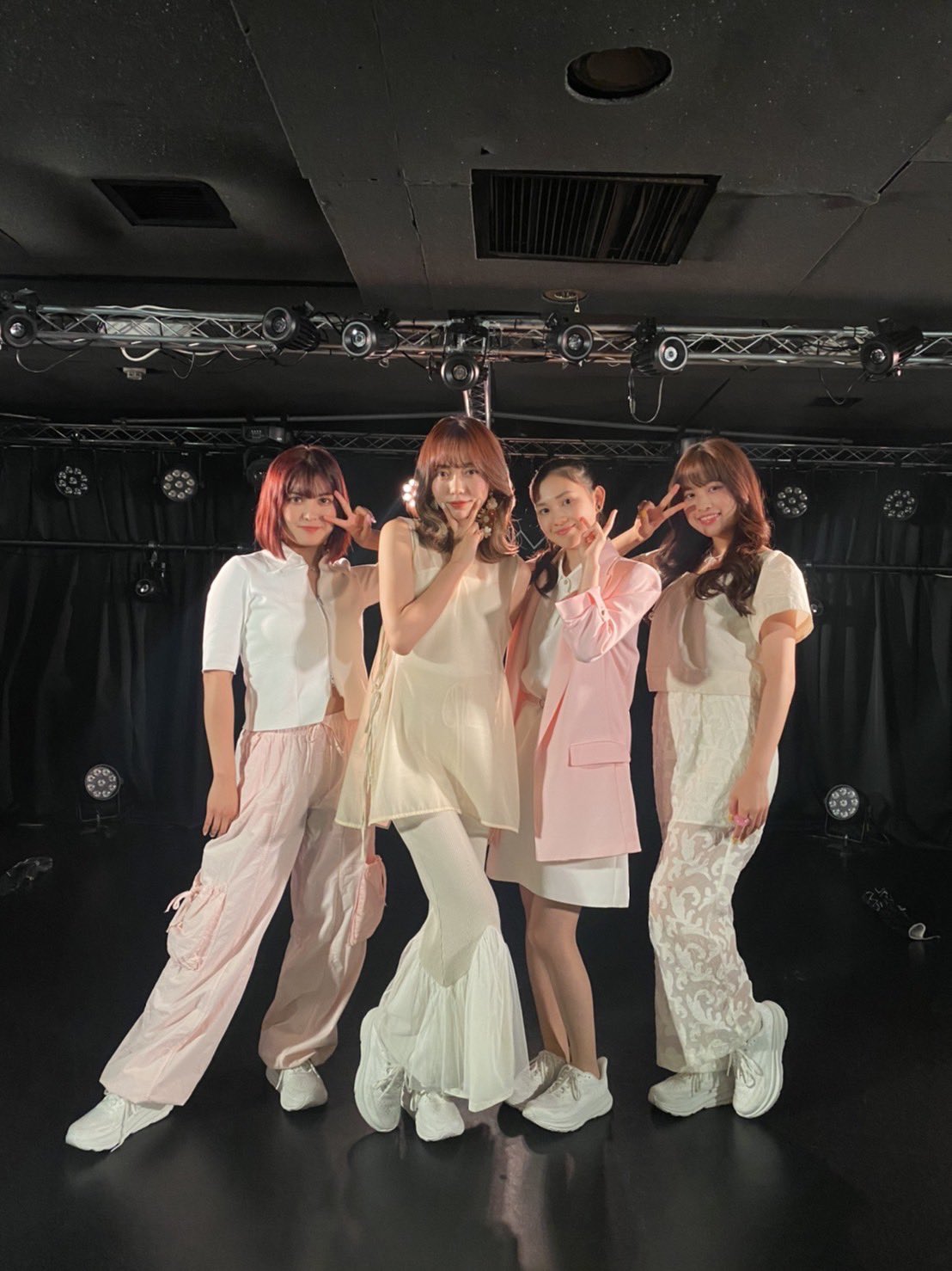 F2M6QQWbYAElS2M?format=jpg&name=large