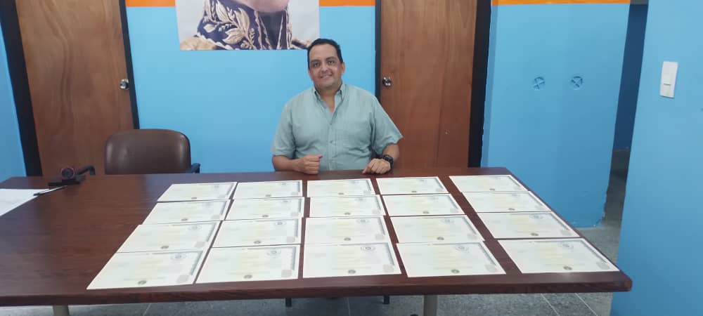 Está semana fue ardua, agotadora pero gratificante, ya que se revisaron, imprimieron, firmaron y sellaron los títulos de Bachiller de nuestros estudiantes. <a href="/NicolasMaduro/">Nicolás Maduro</a> <a href="/_LaAvanzadora/">Yelitze Santaella</a> @CircuitoFTiuna <a href="/gracielamarilis/">Graciela Rapisarda</a> <a href="/VTVcanal8/">VTV CANAL 8</a> @MPPEDUCACION  <a href="/JuventudPSUV/">Juventud PSUV</a> <a href="/PSUVValle/">PSUVElValle</a>